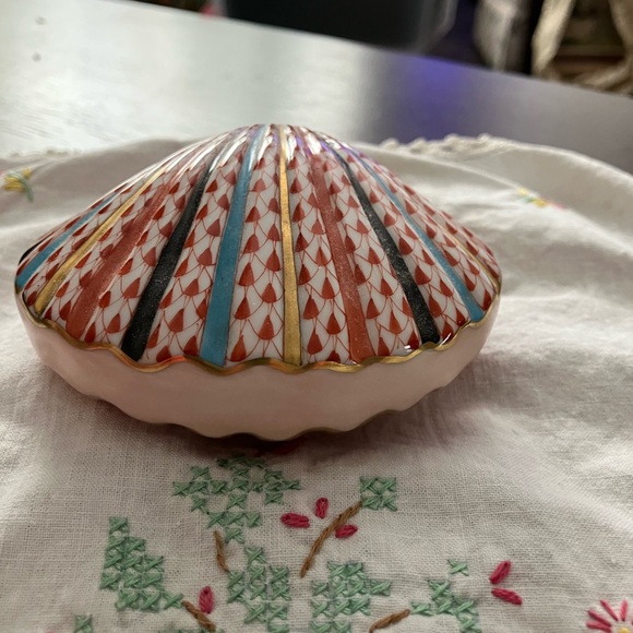 Colorful Shell-Shaped Herend Shell - Picture 3 of 8